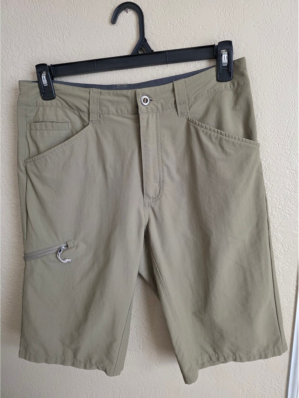 Patagonia Men's Quandry Beige Outdoor Cargo Shorts Size 32